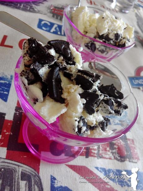 Helado de chocolate blanco con galletas tipo Oreo Helado de chocolate blanco con galletas tipo Oreo