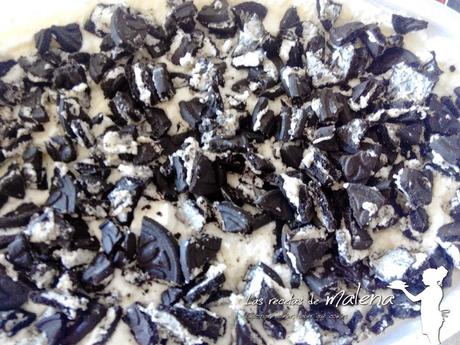 Helado de chocolate blanco con galletas tipo Oreo Helado de chocolate blanco con galletas tipo Oreo