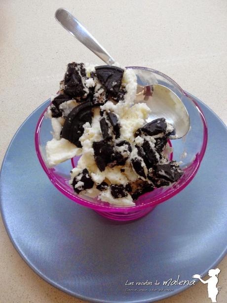 Helado de chocolate blanco con galletas tipo Oreo Helado de chocolate blanco con galletas tipo Oreo