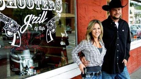 El polémico restaurante que invita a los clientes a ir armados shooters