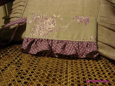 Bolsito de mano con volante Bolsito de mano con volante