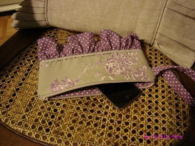 Bolsito de mano con volante Bolsito de mano con volante