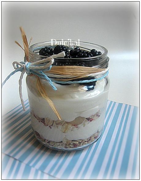 PARFAIT DE YOGUR CON MUESLI Y MORAS SILVESTRES PARFAIT DE YOGUR CON MUESLI Y MORAS SILVESTRES