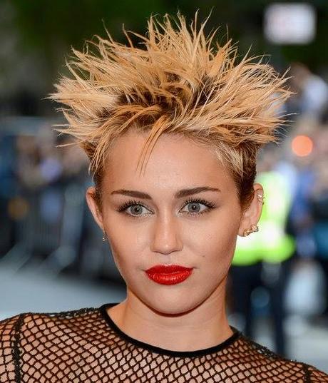 Miley Cyrus con peinado mamarracho