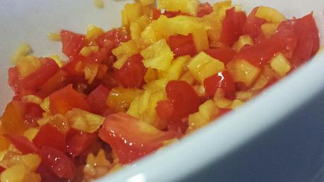 Medallones de Salmón con Sopa y Tartar de Melocotón y Tomate al Tomillo. Medallones de Salmón con Sopa y Tartar de Melocotón y Tomate al Tomillo.