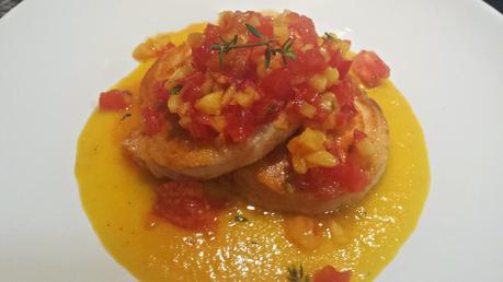 Medallones de Salmón con Sopa y Tartar de Melocotón y Tomate al Tomillo. Medallones de Salmón con Sopa y Tartar de Melocotón y Tomate al Tomillo.