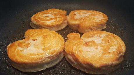 Medallones de Salmón con Sopa y Tartar de Melocotón y Tomate al Tomillo. Medallones de Salmón con Sopa y Tartar de Melocotón y Tomate al Tomillo.