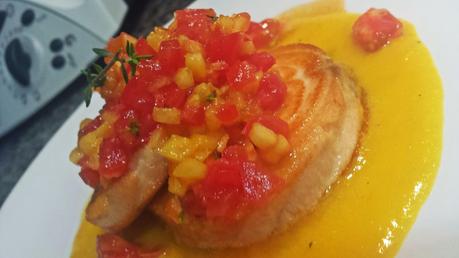 Medallones de Salmón con Sopa y Tartar de Melocotón y Tomate al Tomillo. Medallones de Salmón con Sopa y Tartar de Melocotón y Tomate al Tomillo.