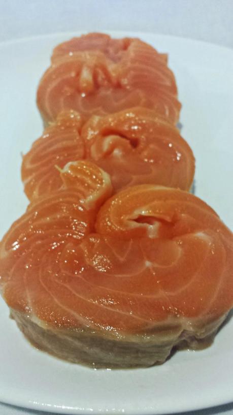 Medallones de Salmón con Sopa y Tartar de Melocotón y Tomate al Tomillo. Medallones de Salmón con Sopa y Tartar de Melocotón y Tomate al Tomillo.