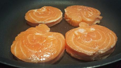 Medallones de Salmón con Sopa y Tartar de Melocotón y Tomate al Tomillo. Medallones de Salmón con Sopa y Tartar de Melocotón y Tomate al Tomillo.