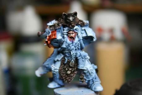 Pintura de la hombrera de Njal Stormcaller Pintura de la hombrera de Njal Stormcaller