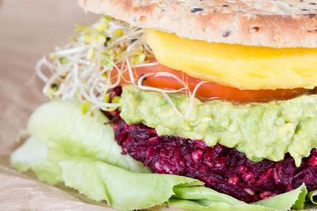 HAMBURGUESA DE REMOLACHA Y QUESO AZUL HAMBURGUESA DE REMOLACHA Y QUESO AZUL