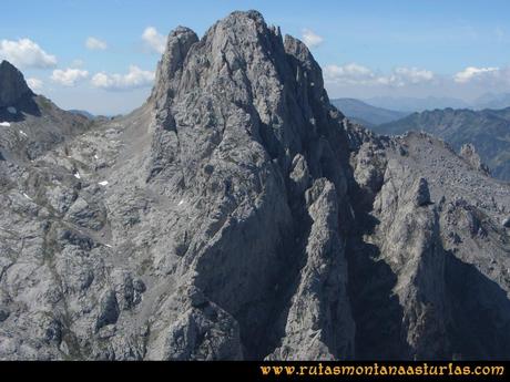 Ruta el Cable, Padiorna, Collado Jermoso, Palanca, Fuente De: Vista de la Torre del Friero desde el Jou del Llambrión