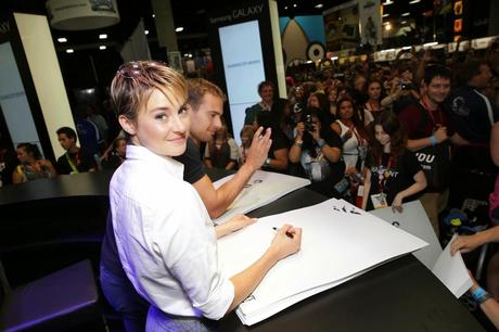 Shailene Woodley y Theo James en la Comic-Con 2014