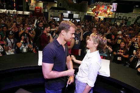 Shailene Woodley y Theo James en la Comic-Con 2014