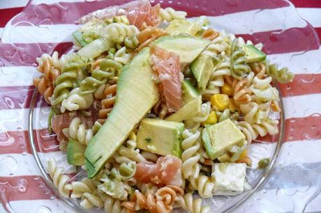Ensalada de pasta con salmón aguacate y vinagreta de lima ensalada de pasta