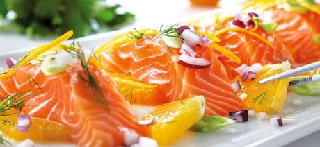 Ensalada de pasta con salmón aguacate y vinagreta de lima Aunque el salmón pasa la mayor parte de su vida en el mar, está clasificado como un pescado de agua dulce. Estas criaturas nacen en los ríos y después de unos años recorren su camino hacia el mar.