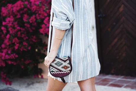 Beach_Outfit-Street_Style-Grey_Shirt-Stripes-White_Shorts-Wedges_Silver-36