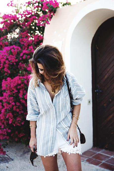 Beach_Outfit-Street_Style-Grey_Shirt-Stripes-White_Shorts-Wedges_Silver-1