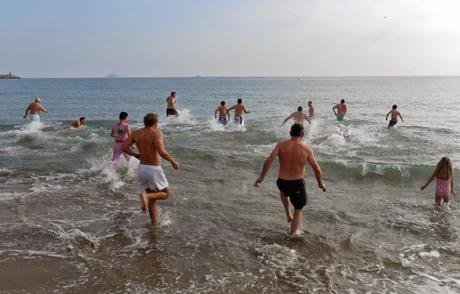 ¿Por qué está el agua de la playa tan fría en algunos días de verano?