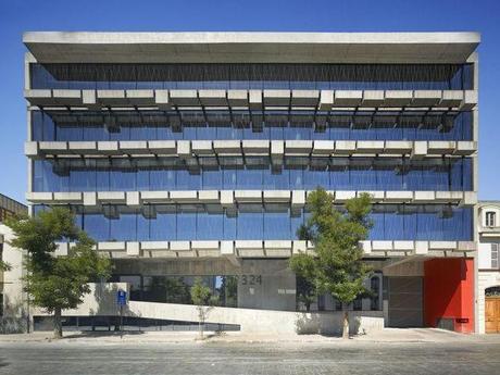 En la Universidad Diego Portales (Santiago de Chile) destaca por su diseño pasivo una de sus bibliotecas