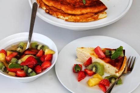 Pastel de yogur y ensalada de frutas en almíbar. Pastel de yogur y ensalada de frutas en almíbar.
