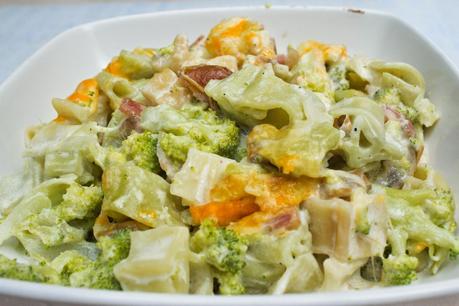 Pasta a la nata con dátiles, brócoli y bacon Pasta a la nata con dátiles, brócoli y bacon
