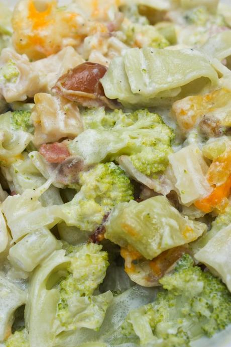 Pasta a la nata con dátiles, brócoli y bacon Pasta a la nata con dátiles, brócoli y bacon