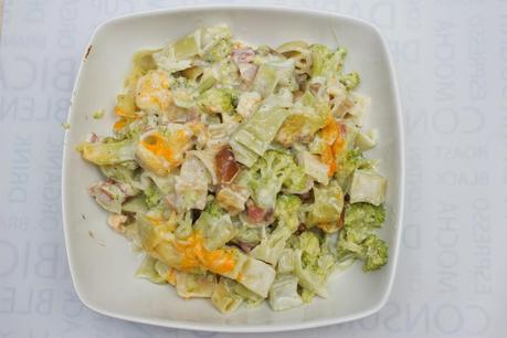 Pasta a la nata con dátiles, brócoli y bacon Pasta a la nata con dátiles, brócoli y bacon