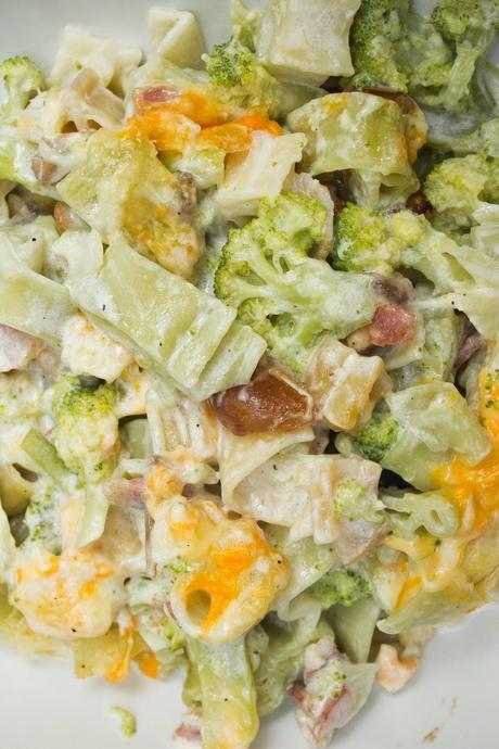 Pasta a la nata con dátiles, brócoli y bacon Pasta a la nata con dátiles, brócoli y bacon