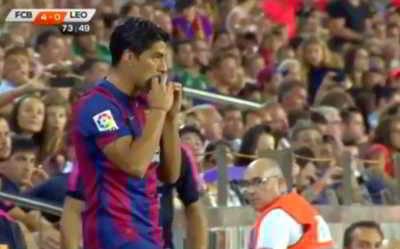 El primer mordisco en el Barcelona de Luis Suárez El primer mordisco de Luis Suárez en el Barcelona