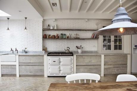 Una cocina de espíritu escandinavo en una casa victoriana