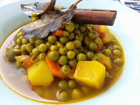 Guisantes con patatas con especias al estilo indio Guisantes con patatas con especias al estilo indio