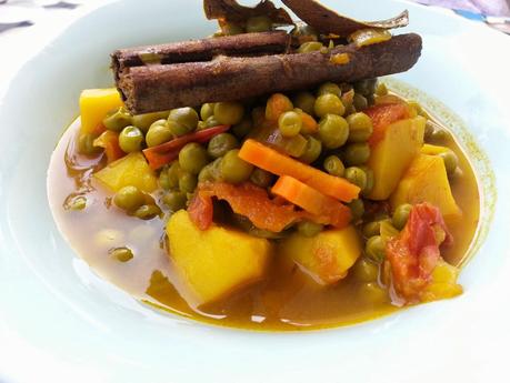 Guisantes con patatas con especias al estilo indio Guisantes con patatas con especias al estilo indio