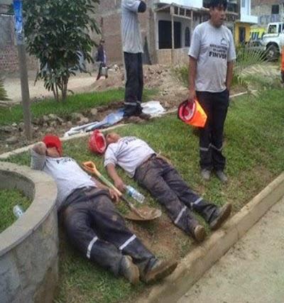 LA INFORMALIDAD AL DESCUBIERTO… Obreros que trabajan para el denominado Consorcio Benavides casi mueren por derrumbe de tierra, piedra  en una de las  zanjas