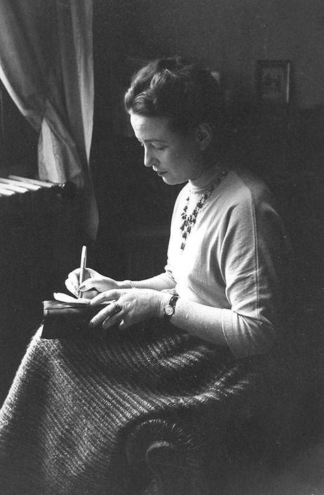 Los retratos de escritores de Gisèle Freund: de Joyce a Duras, un album precioso Simone de Bauvoir, 1952