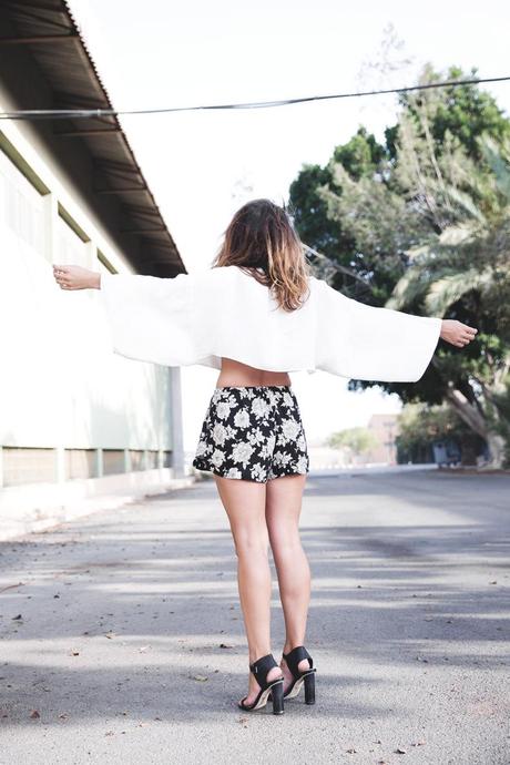 Floral_Shorts-BRandy_Melville-Cropped_Top-Outfit-11