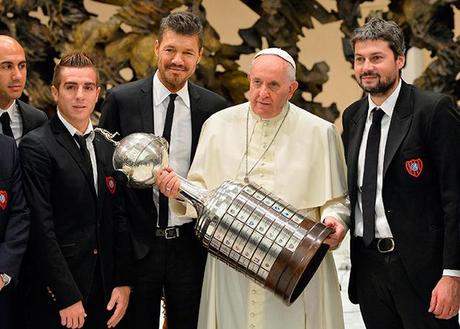 El Papa Francisco cargó la Copa Libertadores ¿Cuántas veces veremos a un Papa con la Copa Libertadores en sus manos?. Quizá nunca más.