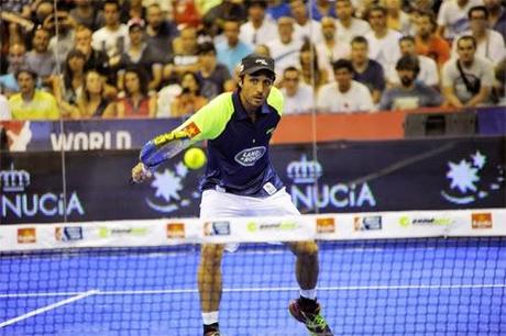 Bela disputando un punto en el World Padel Tour La Nucia