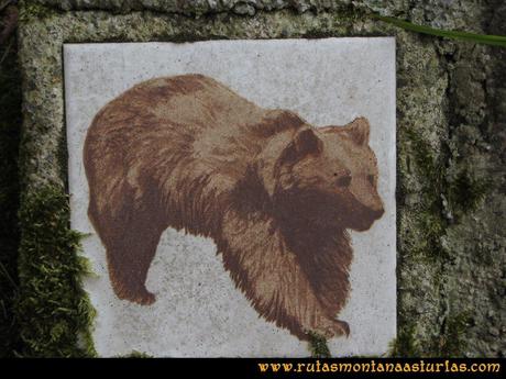 Azulejo señalizador de la ruta del Oso en Trubia, Oviedo