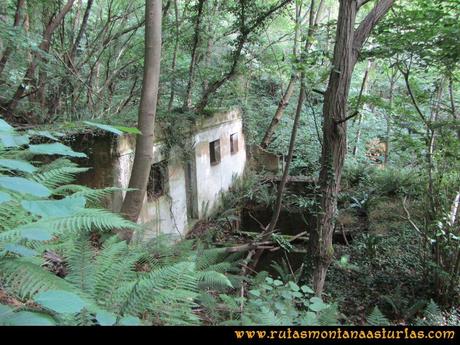Ruta Cascadas Guanga, Castiello, el Oso: Ruinas de camino a las cascadas
