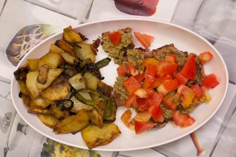 Filete de atún con paté arbequino con patatas al romero Filete de atún con paté arbequino con patatas al romero