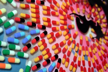 Miss Bugs y sus retratos con balas, píldoras y demás MA6bg