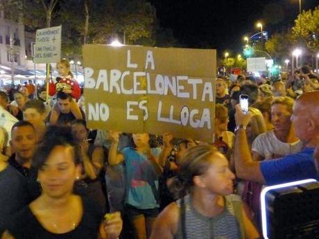 LA BARCELONETA PROTESTA CONTRA EL TURISMO DE BORRACHERA, YO PIENSO LO MISMO, TODO MI APOYO...23-08-2014...!!!