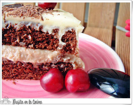 Tarta de chocolate con cerezas y glaseado blanco