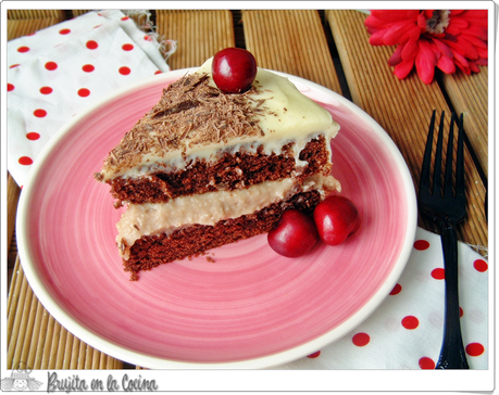 Tarta de chocolate con cerezas y glaseado blanco