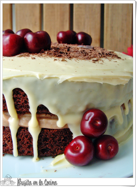 Tarta de chocolate con cerezas y glaseado blanco