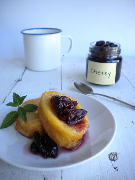 Tostadas francesas con salsa de cerezas Tostadas francesas con salsa de cerezas