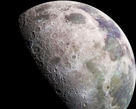 ¿Es la Luna un satélite artificial?