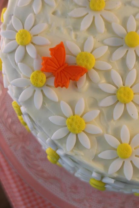 Daisy ombre cake